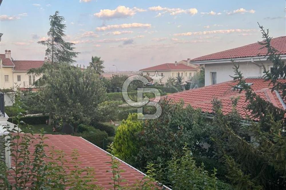 Bahçeşehir'e Komşu Donanımlı Sitede Köşe Konumda Dubleks Villa