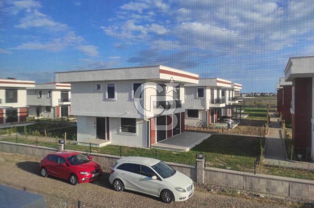 Altınova Kolaylı Plus Sitesinde Havuzlu Kısmi Deniz Manzaralı1+1