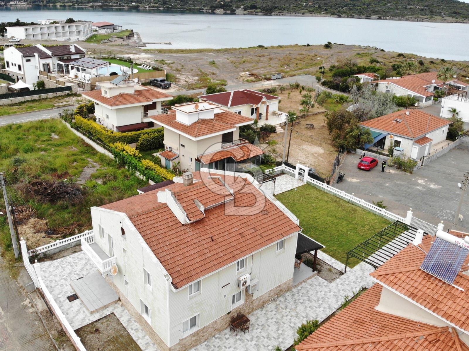 ÇEŞME ŞİFNE’DE GENİŞ BAHÇELİ 7+1 MÜSTAKİL VİLLA