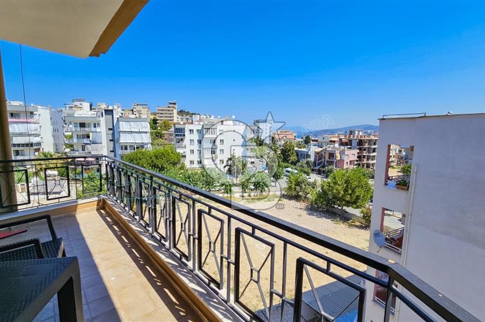 Kuşadası'nda Merkezi Konumda Ayrı Mutfaklı Satılık 1+1 Daire