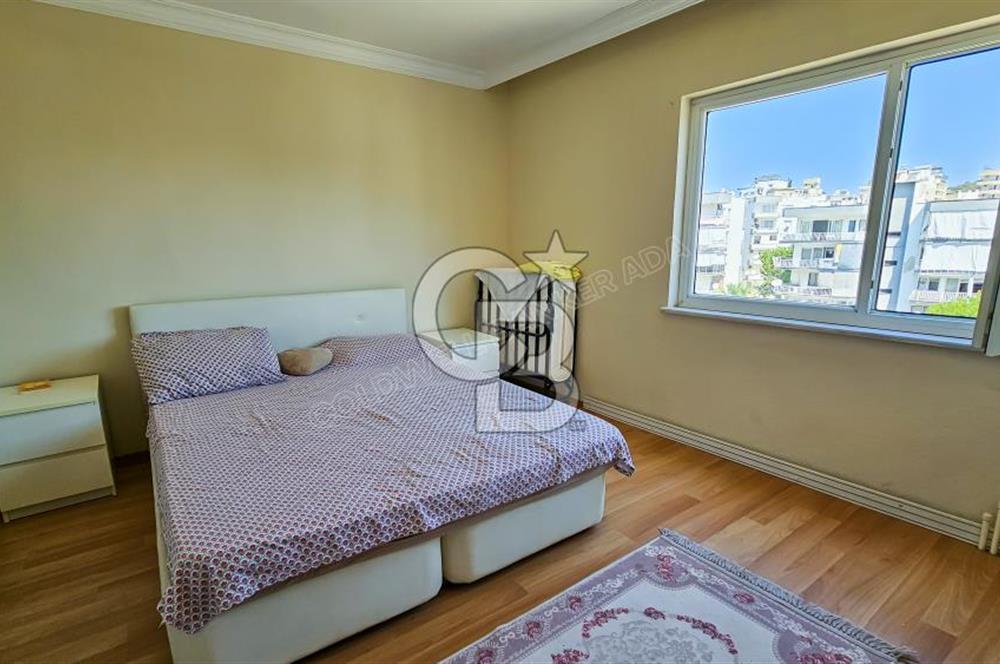Kuşadası'nda Merkezi Konumda Ayrı Mutfaklı Satılık 1+1 Daire