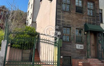 ÇENGELKÖYDE SATILIK MÜSTAKİL EV + ÖZEL OTOPARK + PEYZAJLI BAHÇE