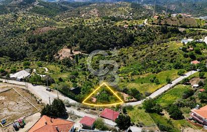 İzmir Seferihisar Beyler Mahallesi’nde, gerçek bir Ege köyü atmosferini hissedebileceğiniz özel bir arsa