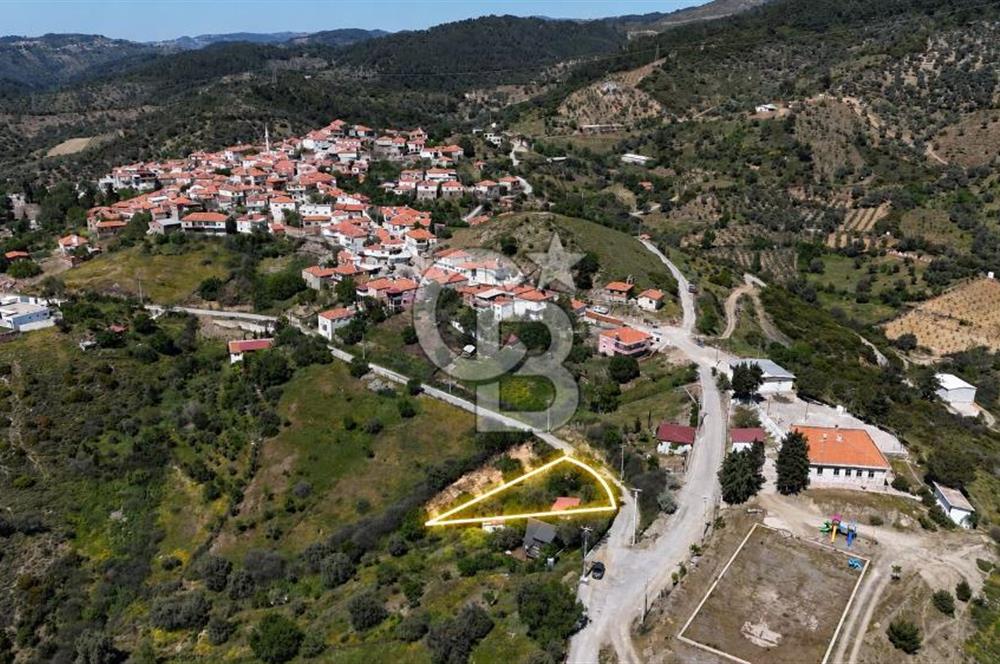 İzmir Seferihisar Beyler Mahallesi’nde, gerçek bir Ege köyü atmosferini hissedebileceğiniz özel bir arsa