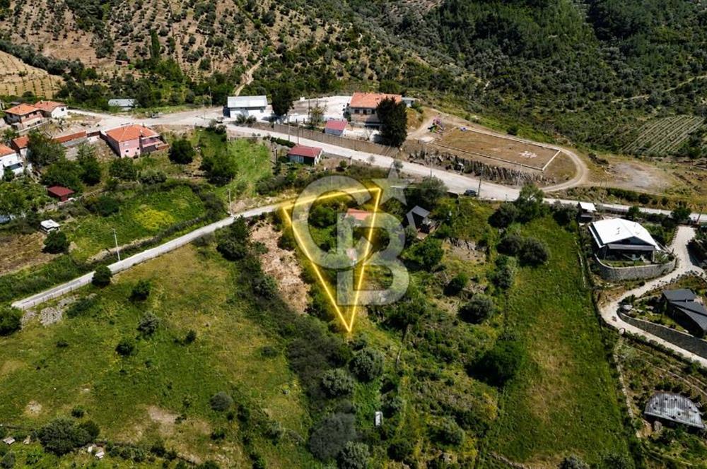 İzmir Seferihisar Beyler Mahallesi’nde, gerçek bir Ege köyü atmosferini hissedebileceğiniz özel bir arsa
