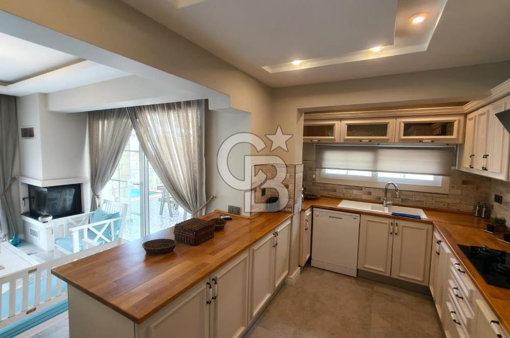 Alaçatı'da Havuzlu Müstakil Kiralık Villa