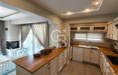 Alaçatı'da Havuzlu Müstakil Kiralık Villa