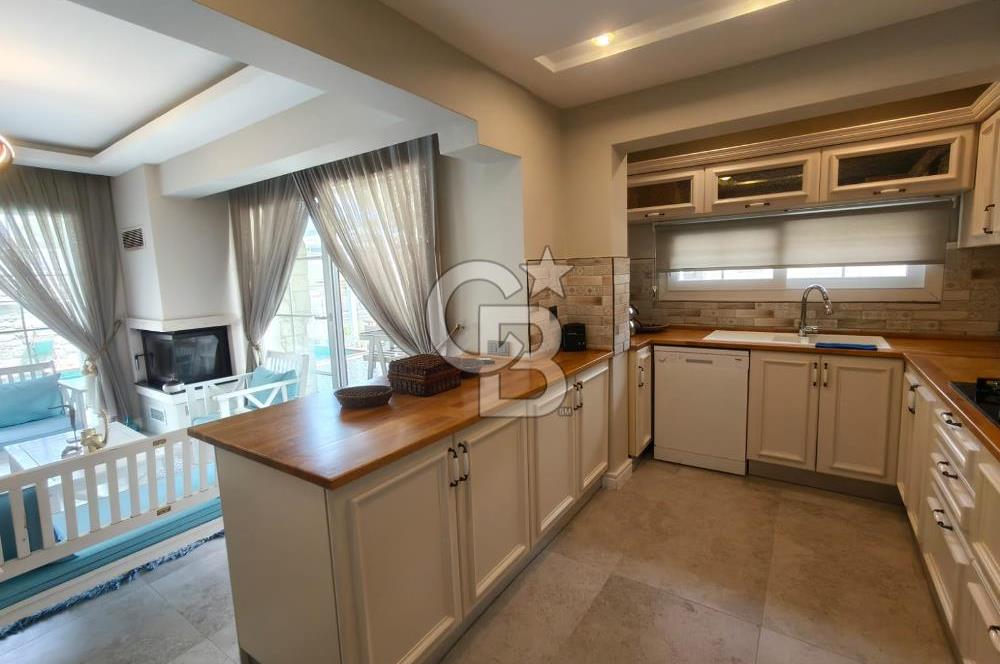 Alaçatı'da Havuzlu Müstakil Kiralık Villa