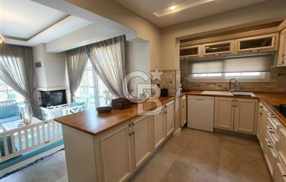 Alaçatı'da Havuzlu Müstakil Kiralık Villa