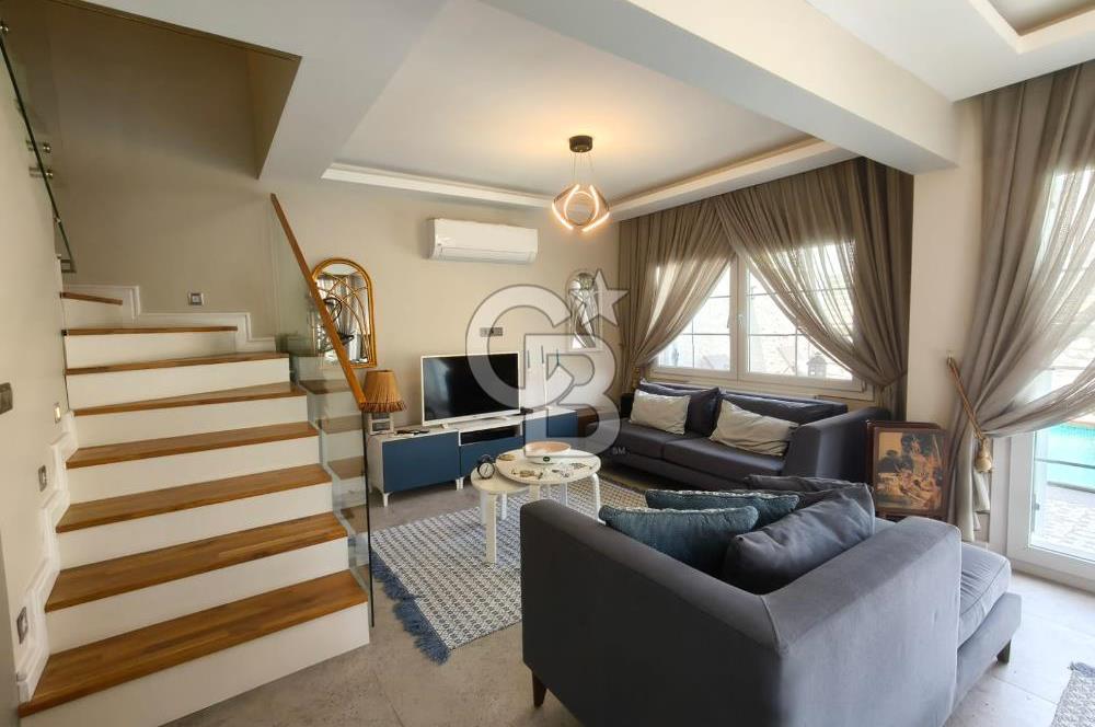 Alaçatı'da Havuzlu Müstakil Kiralık Villa