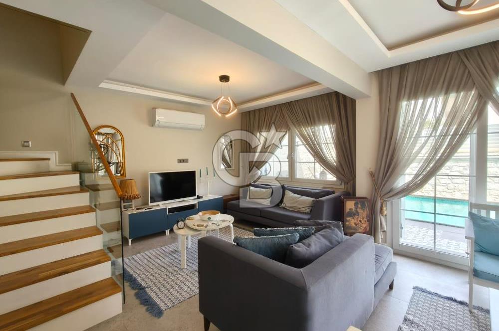 Alaçatı'da Havuzlu Müstakil Kiralık Villa
