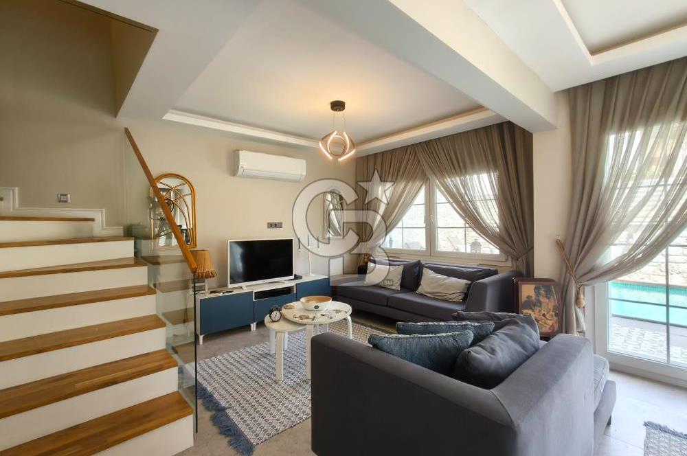 Alaçatı'da Havuzlu Müstakil Kiralık Villa