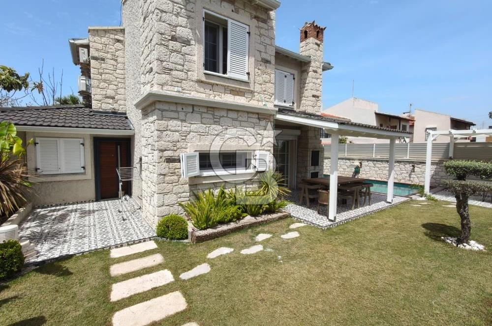 Alaçatı'da Havuzlu Müstakil Kiralık Villa