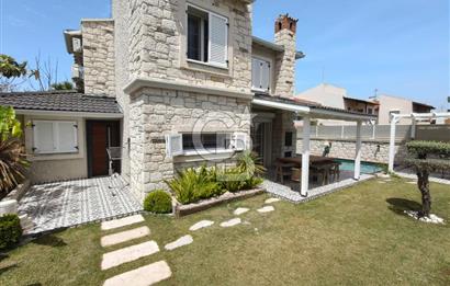 Alaçatı'da Havuzlu Müstakil Kiralık Villa