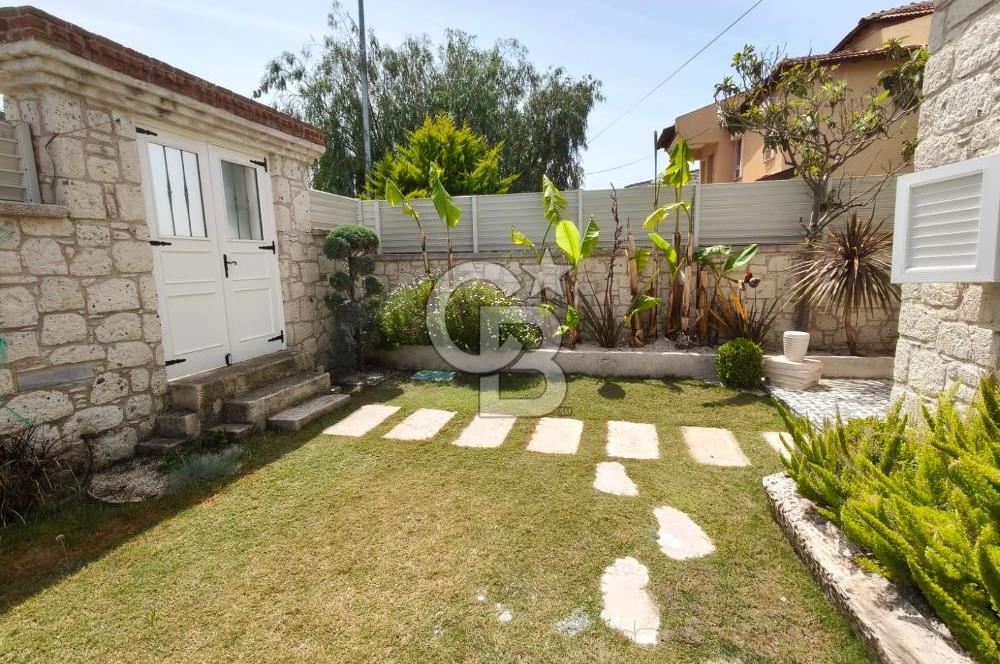 Alaçatı'da Havuzlu Müstakil Kiralık Villa