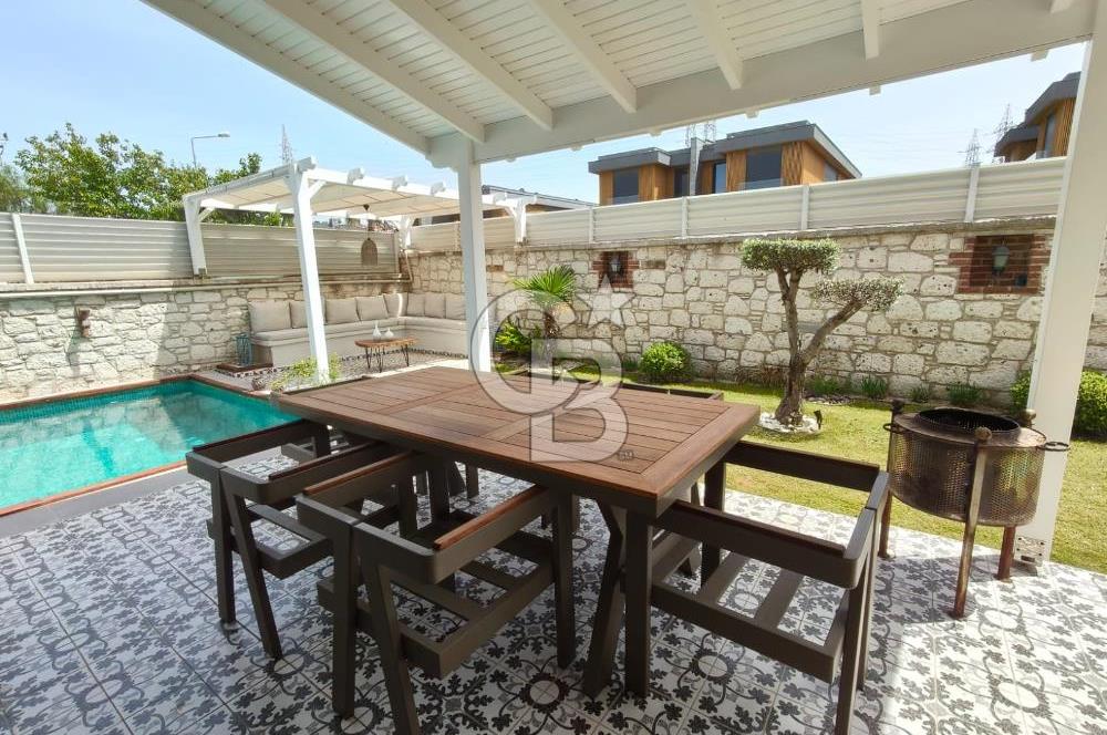 Alaçatı'da Havuzlu Müstakil Kiralık Villa