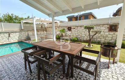 Alaçatı'da Havuzlu Müstakil Kiralık Villa