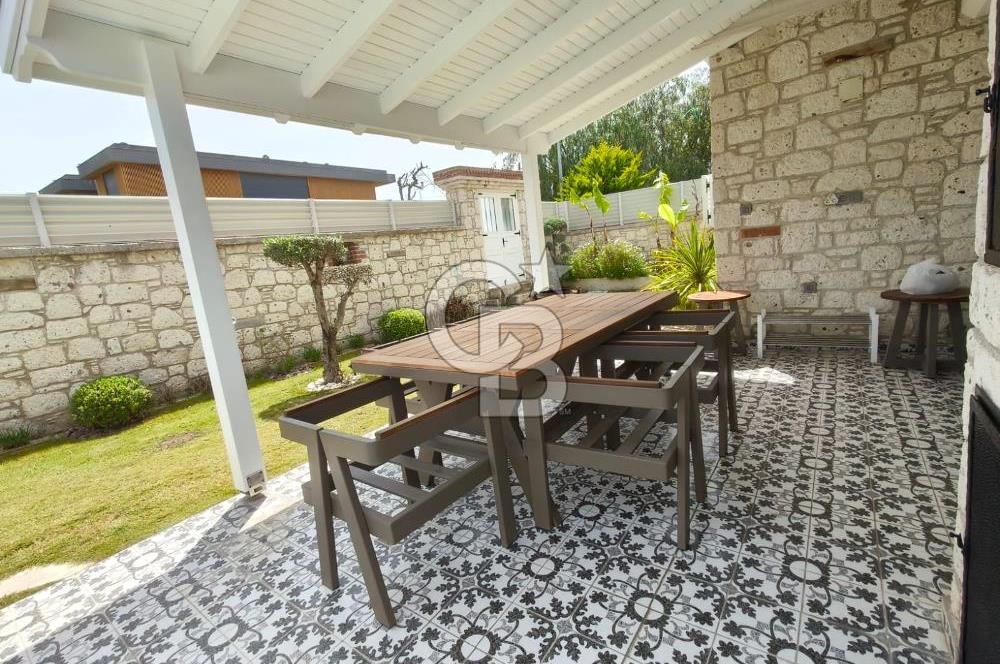 Alaçatı'da Havuzlu Müstakil Kiralık Villa