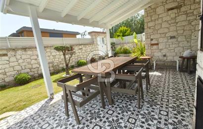 Alaçatı'da Havuzlu Müstakil Kiralık Villa