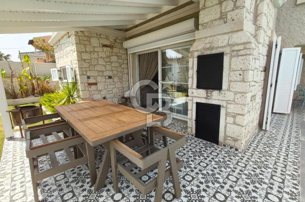 Alaçatı'da Havuzlu Müstakil Kiralık Villa