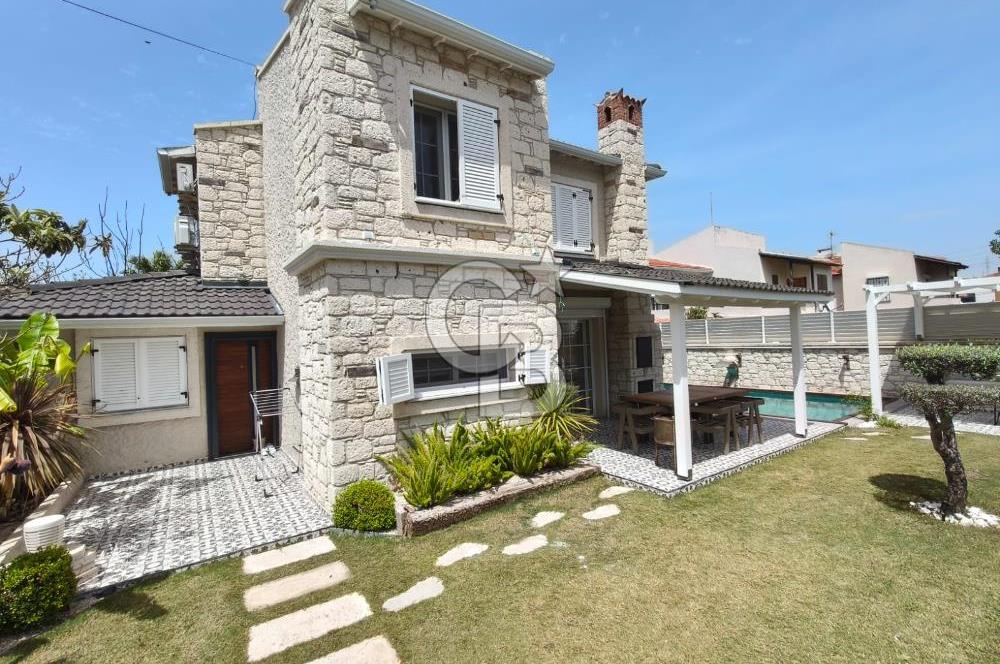 Alaçatı'da Havuzlu Müstakil Kiralık Villa