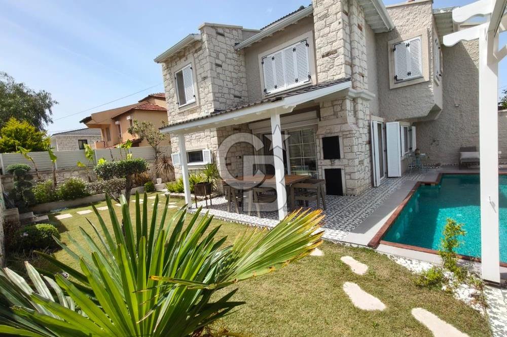 Alaçatı'da Havuzlu Müstakil Kiralık Villa