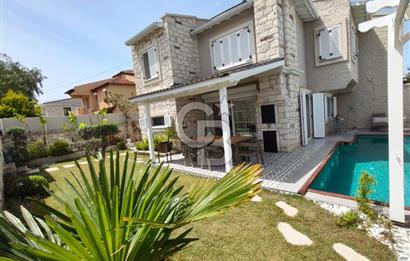 Alaçatı'da Havuzlu Müstakil Kiralık Villa