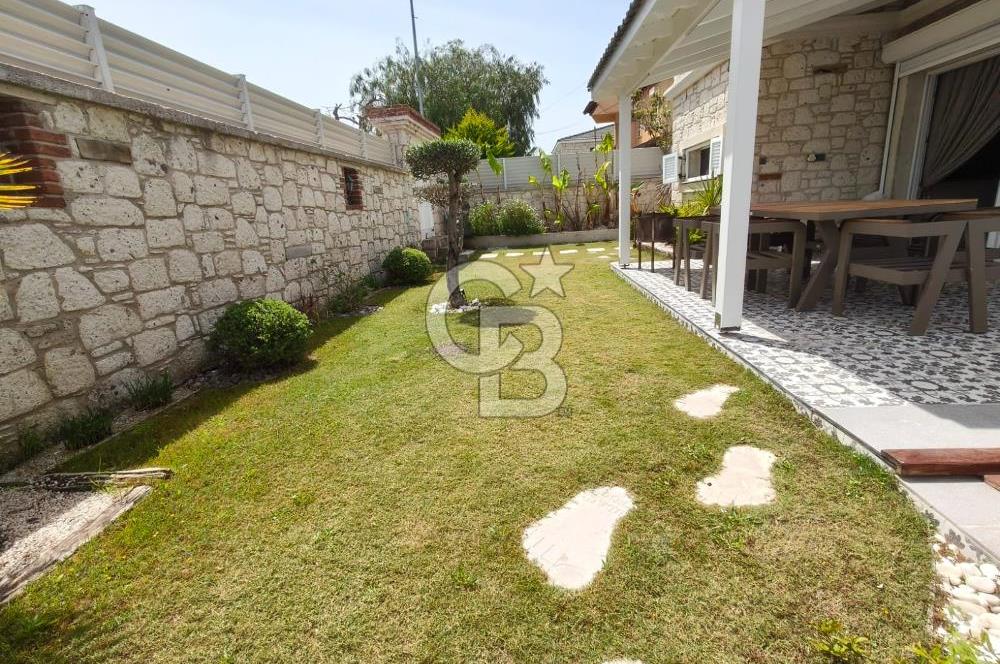 Alaçatı'da Havuzlu Müstakil Kiralık Villa