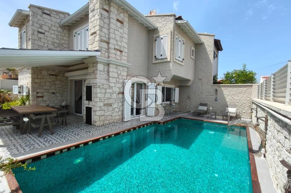 Alaçatı'da Havuzlu Müstakil Kiralık Villa