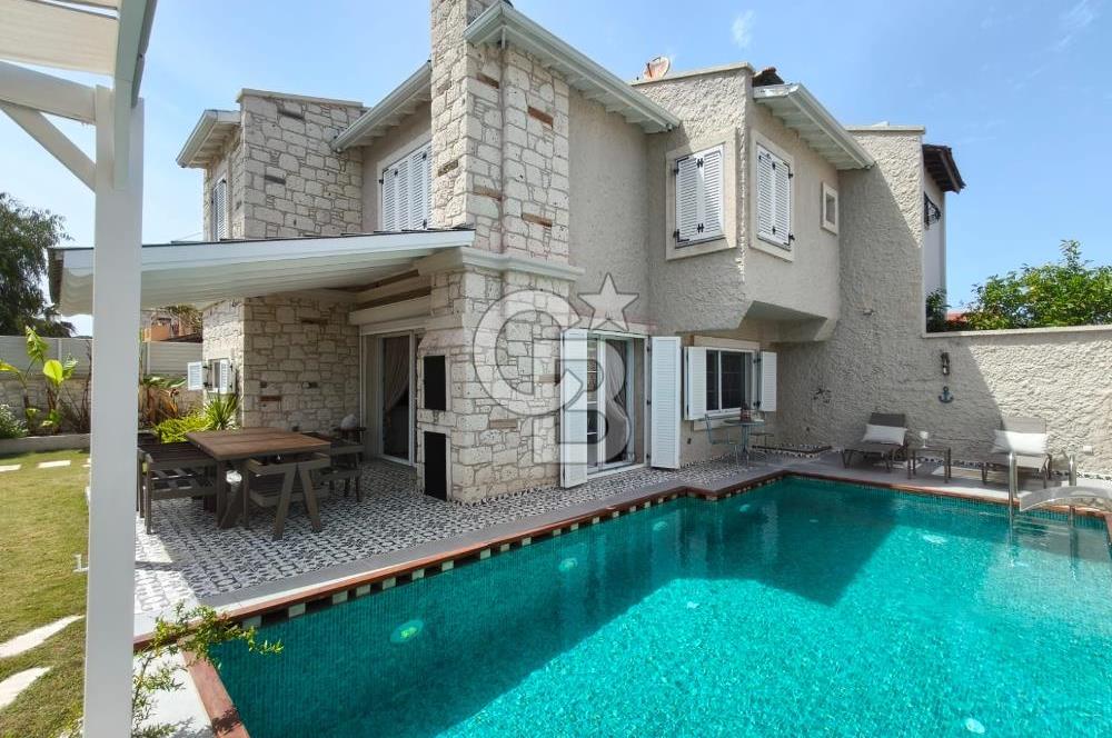 Alaçatı'da Havuzlu Müstakil Kiralık Villa