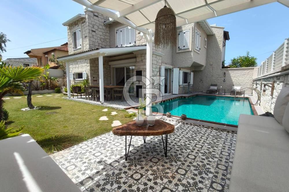 Alaçatı'da Havuzlu Müstakil Kiralık Villa