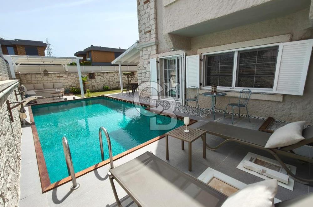 Alaçatı'da Havuzlu Müstakil Kiralık Villa