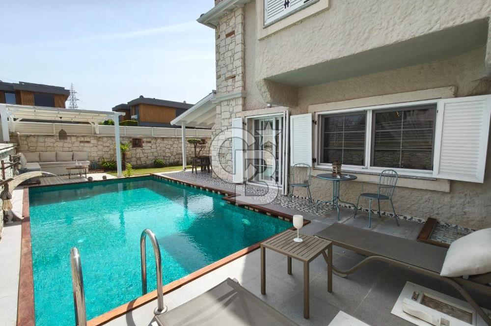 Alaçatı'da Havuzlu Müstakil Kiralık Villa