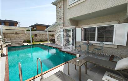 Alaçatı'da Havuzlu Müstakil Kiralık Villa