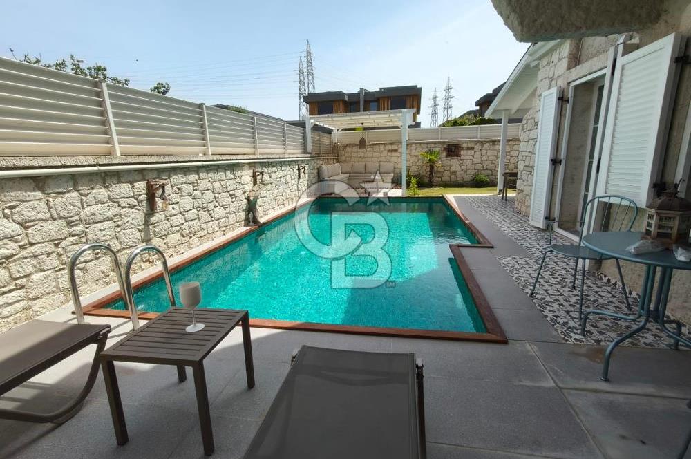 Alaçatı'da Havuzlu Müstakil Kiralık Villa