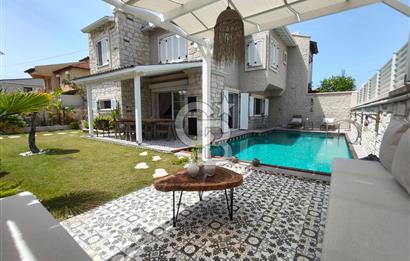 Alaçatı'da Havuzlu Müstakil Kiralık Villa