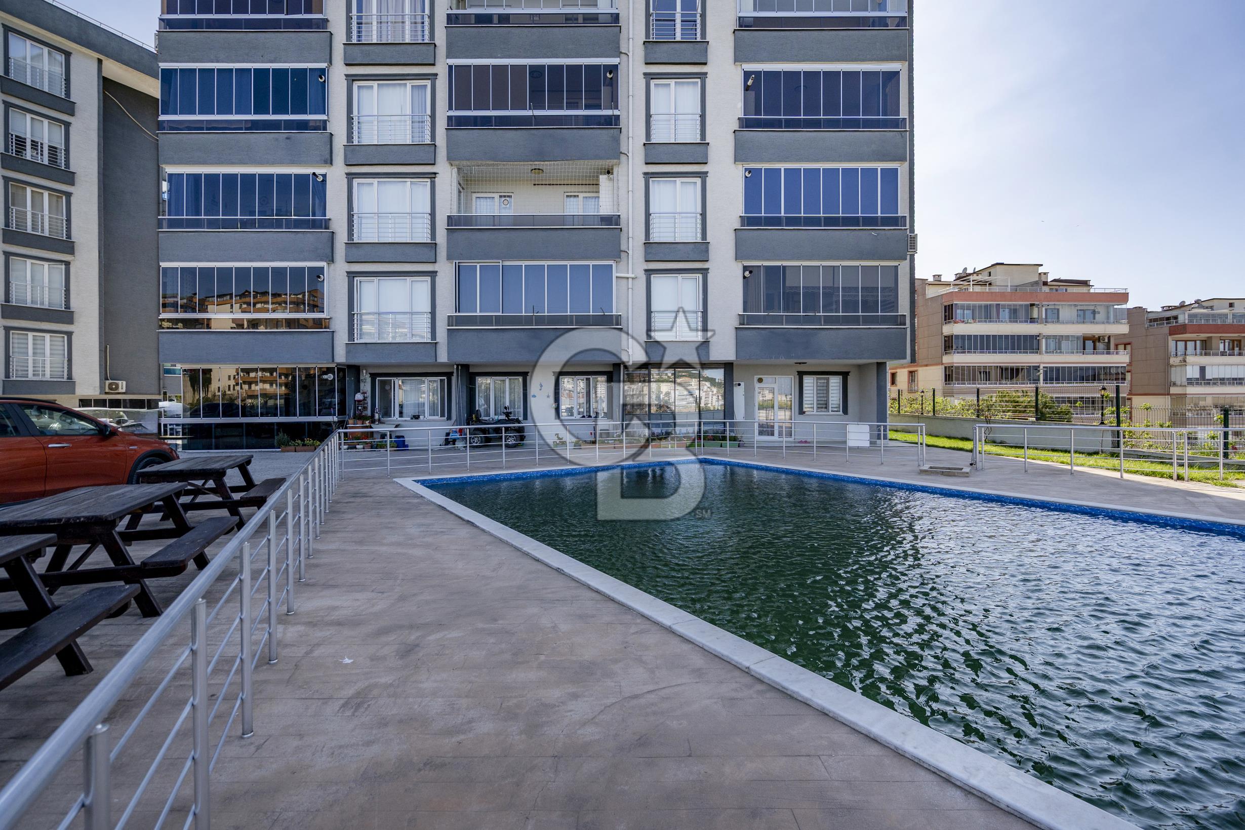 Güzelyalı Eğitim Mahallesinde Deniz Manzaralı Havuzlu Sitede 2+1