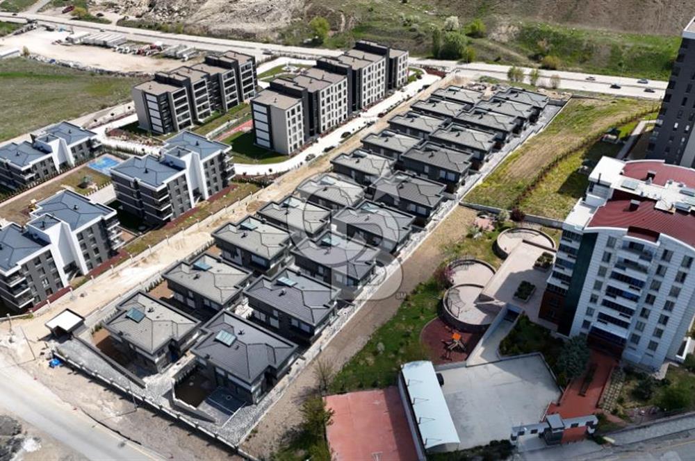 SAKA VİLLA SİTESİNDE SATILIK 6+2 VİLLA