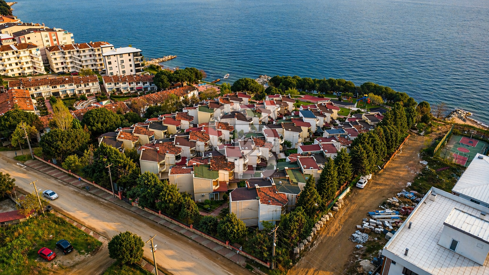 Armutlu Kardelen Sitesinde Sahilli 2+1 Satılık Villa
