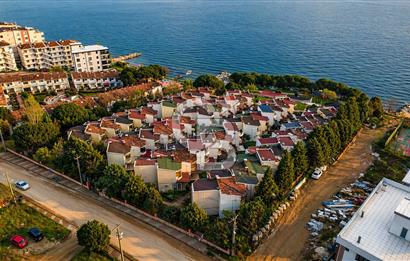 Armutlu Kardelen Sitesinde Sahilli 2+1 Satılık Villa