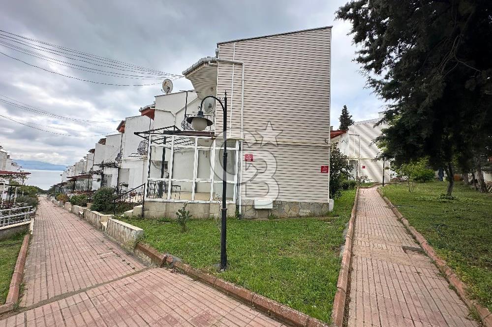 Armutlu Kardelen Sitesinde Sahilli 2+1 Satılık Villa