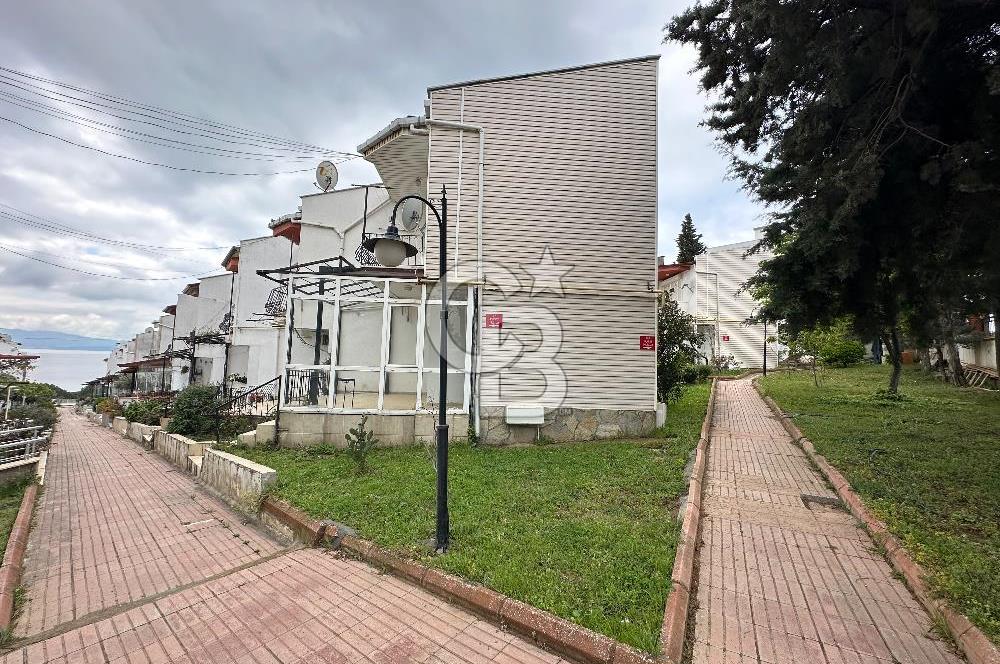 Armutlu Kardelen Sitesinde Sahilli 2+1 Satılık Villa