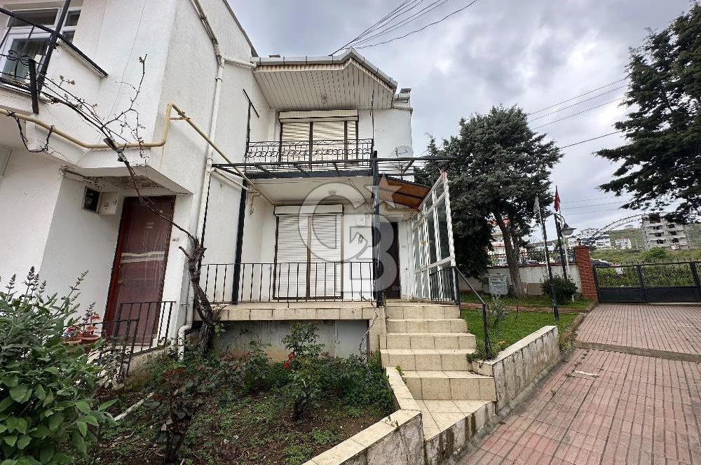 Armutlu Kardelen Sitesinde Sahilli 2+1 Satılık Villa