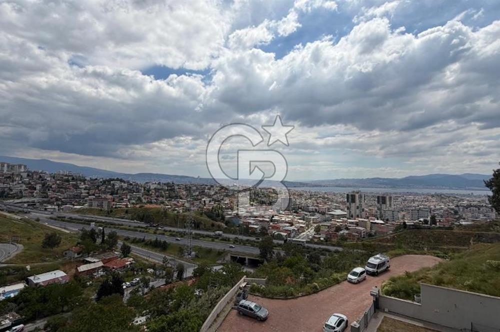 İZMİR'İNN SİTESİNDE DENİZ MANZARALI SATILIK GENİŞ BOŞ 3+1 DAİRE
