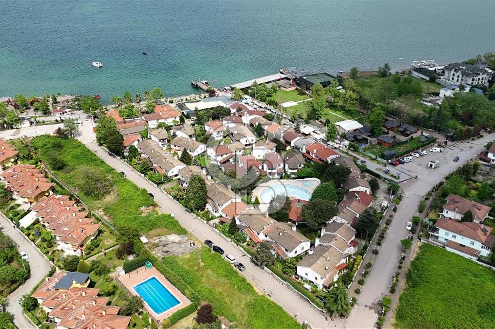 Mavi ve Yeşil Bir Arada: Sahil Yanı, Sosyal Tesisli 3.5+1 Villa