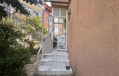 Bornova İnönü Mahallesi’nde Otoparklı, Bahçeli ve Güneş Alan Müstakil Ev