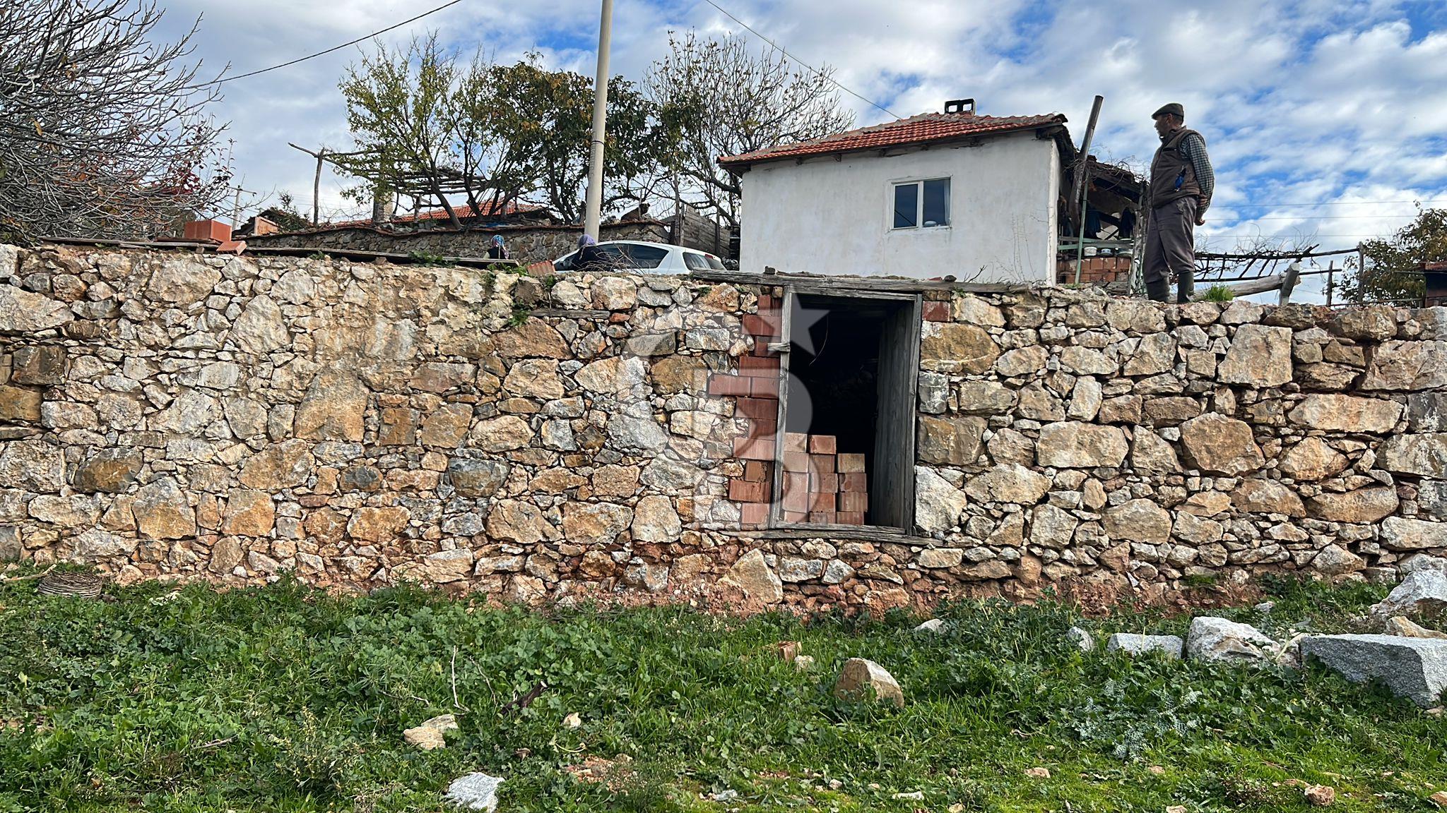 İzmir Bergama Köy Merkezinde Satılık Müstakil Ev Ve Arası