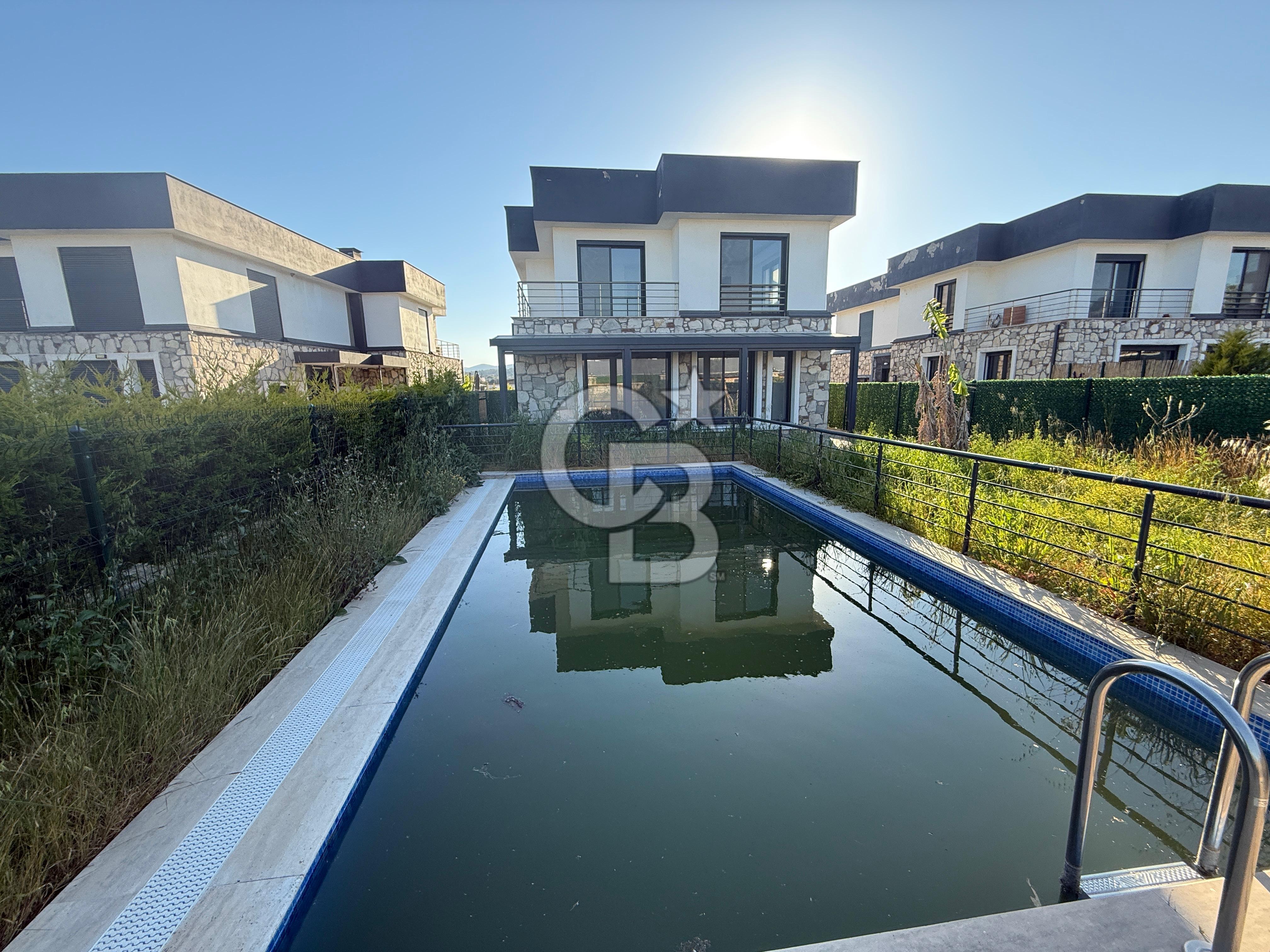 Urla Kuşçular da Havuzlu ,Geniş Bahçeli Satılık Villa
