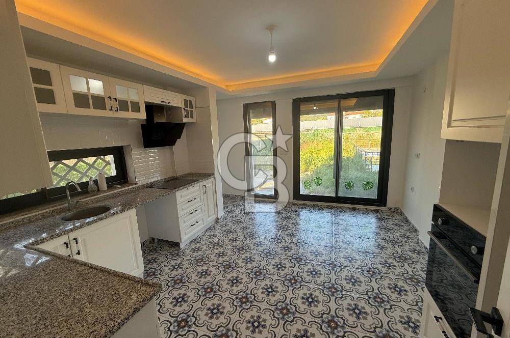 Urla Kuşçular da Havuzlu ,Geniş Bahçeli Satılık Villa