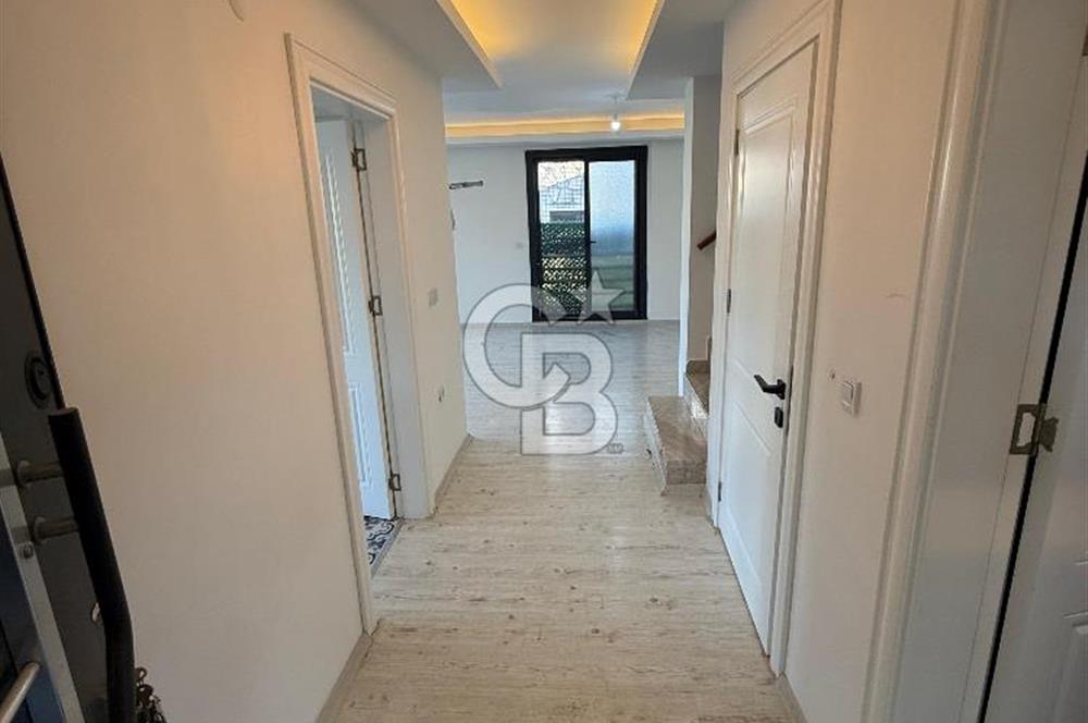 Urla Kuşçular da Havuzlu ,Geniş Bahçeli Satılık Villa